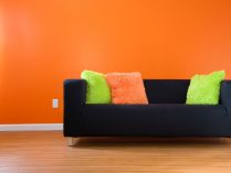 Cómo decorar con un sofá negro un salón comedor estrecho